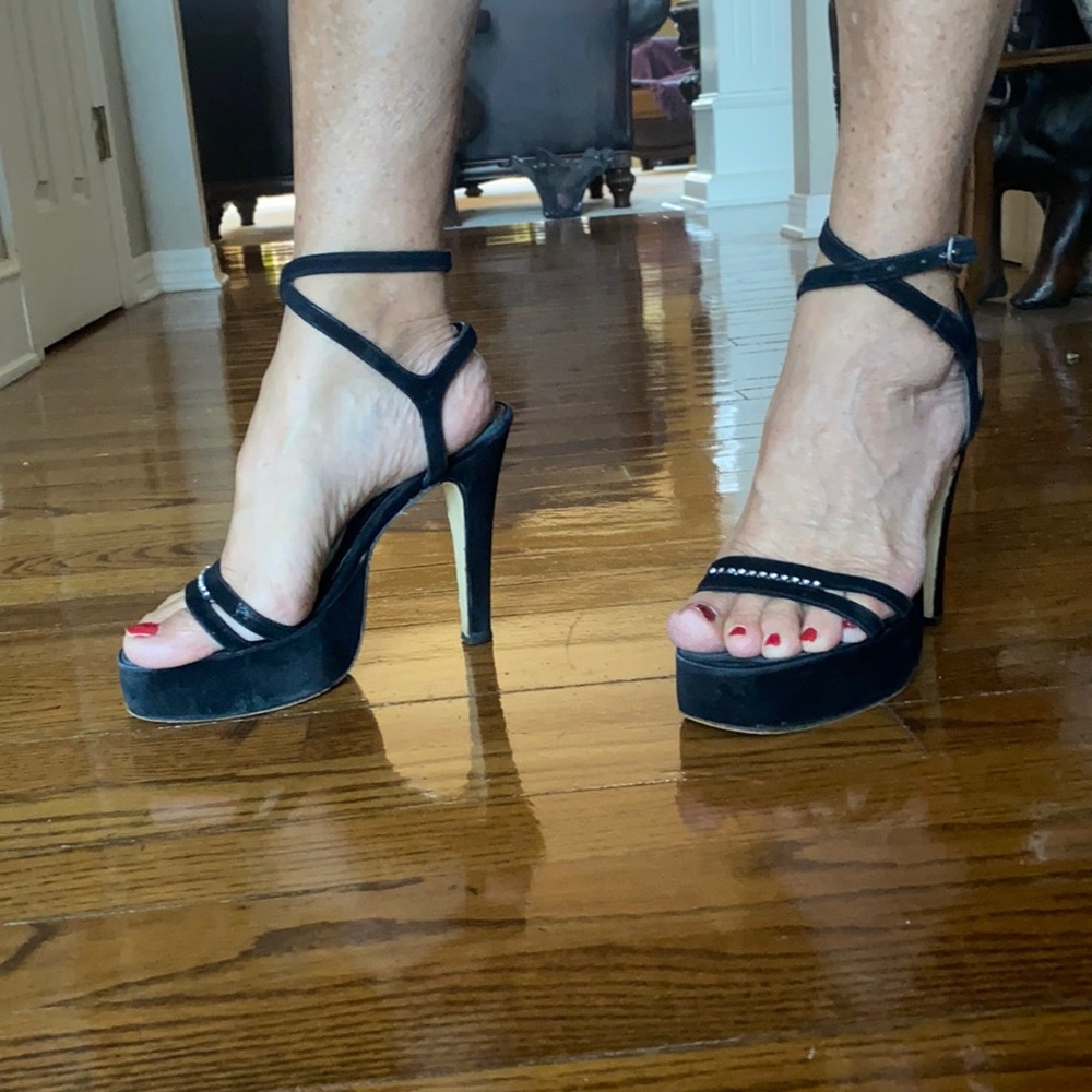 Very cute high heels Size 7 , I wear 7.5 and it feet’s perfect. See pictures